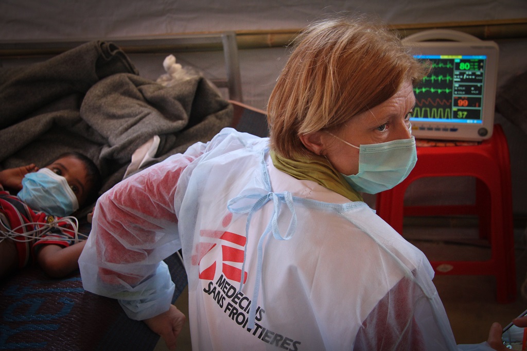 A doctor provides care for patients with diphtheria at MSF’s clinic near Cox's Bazar, Bangladesh © Sara Creta/MSF