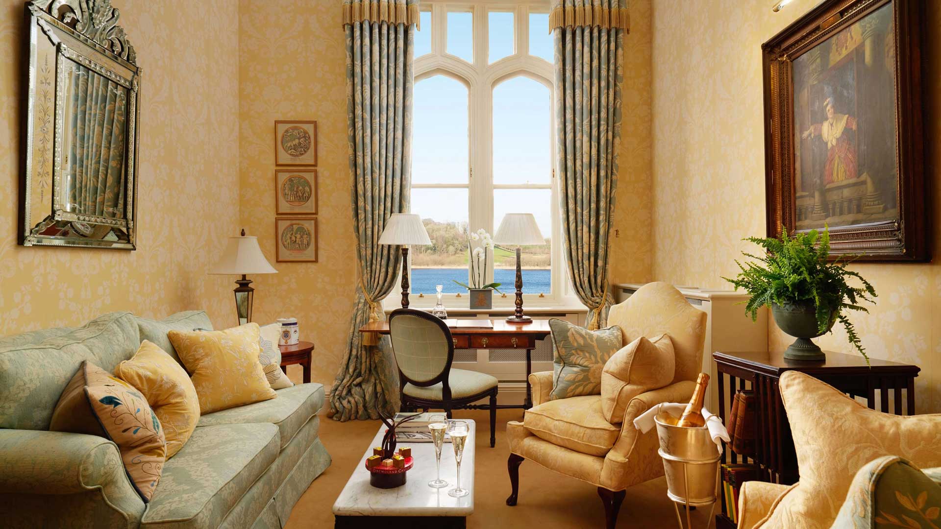 presidential_suite_livingroom
