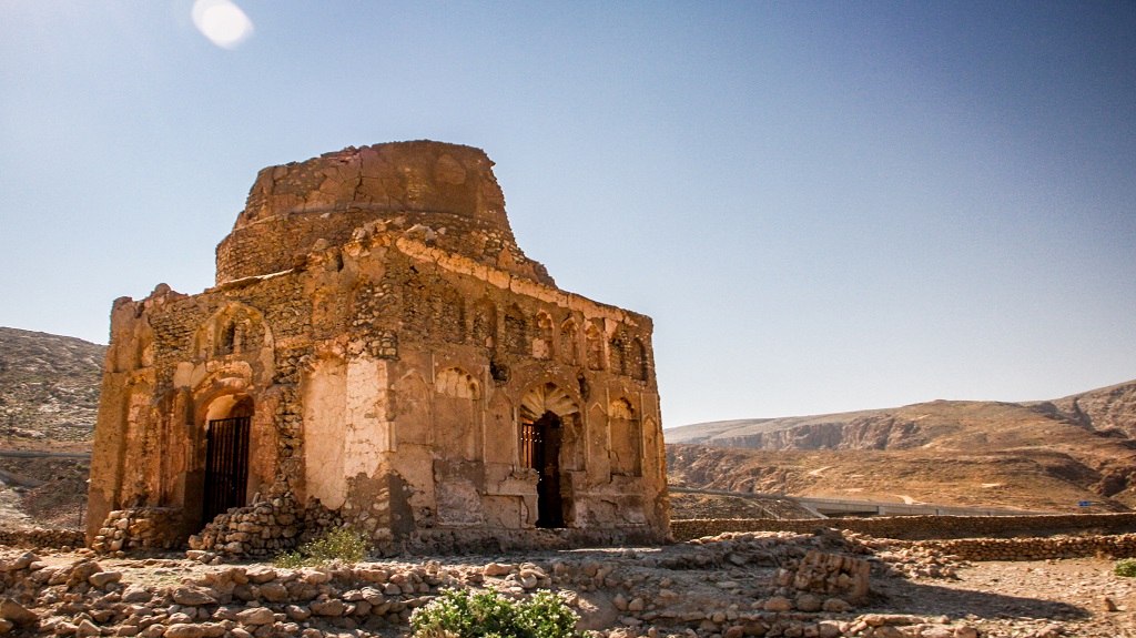Ruins of the 13th century tomb of Bibi Maryam at Qalhat, near Sur in eastern Oman